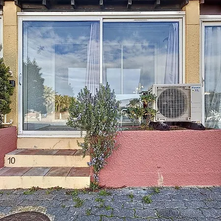 Daire With Pool Near The Harbor