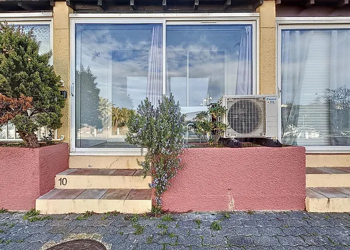Apartment With Pool Near The Harbor