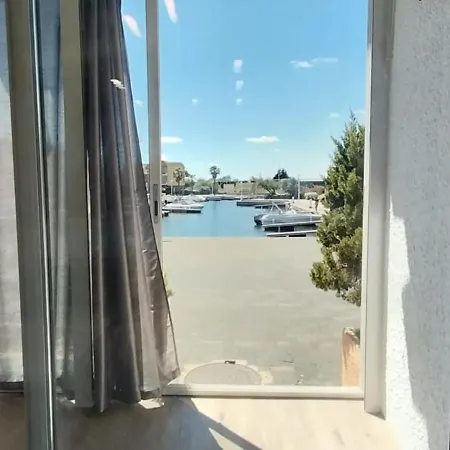 Apartment With Pool Near The Harbor *